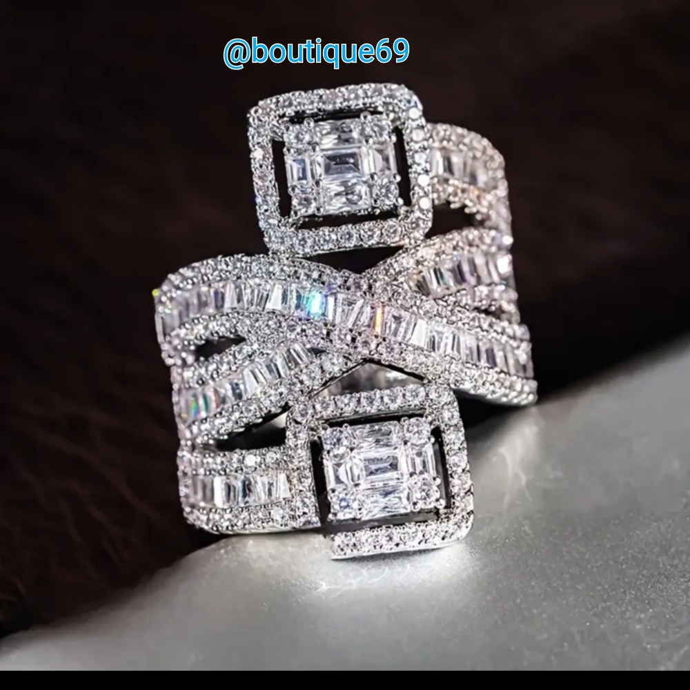Dazzling Silver Women's Ring with Intricate Design